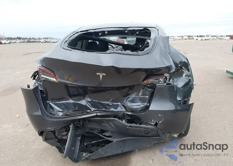 2024 Tesla Model Y Long Range Dual Motor All-Wheel Drive z USA, uszkodzony, nr VIN 7SAYGDEE1RA321795
